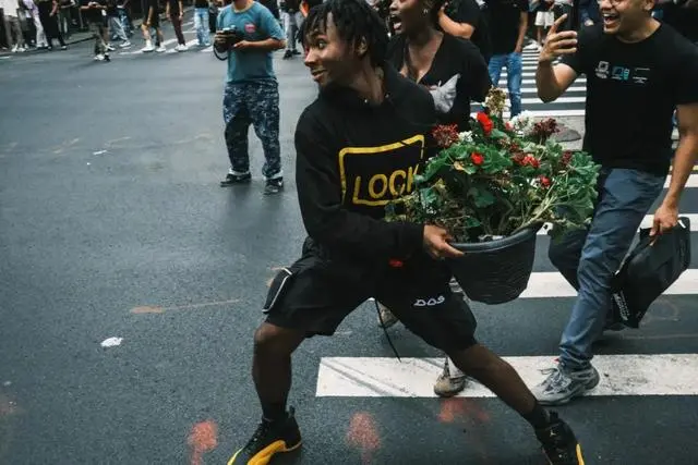 南非爆发大规模骚乱_纽约爆发军团菌病_纽约爆发骚乱:人群向警方投掷石块